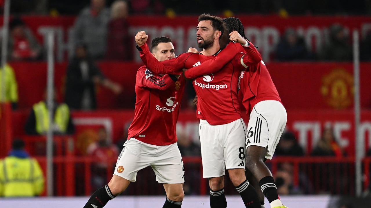 El centrocampista portugués #08 del Manchester United, Bruno Fernandes (C), celebra su tercer gol para empatar 3-3 durante el partido de la Premier League inglesa entre el Manchester United y el Bournemouth en Old Trafford en Manchester, noroeste de Inglaterra, el 15 de diciembre de 2025. (Foto de PETER POWELL / AFP)