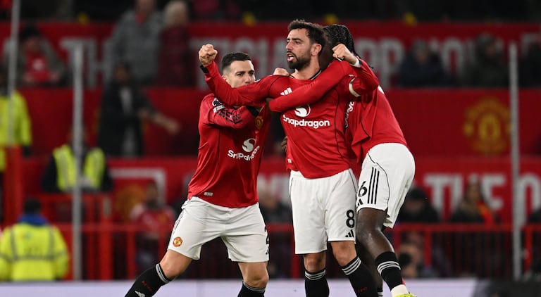 El centrocampista portugués #08 del Manchester United, Bruno Fernandes (C), celebra su tercer gol para empatar 3-3 durante el partido de la Premier League inglesa entre el Manchester United y el Bournemouth en Old Trafford en Manchester, noroeste de Inglaterra, el 15 de diciembre de 2025. (Foto de PETER POWELL / AFP)