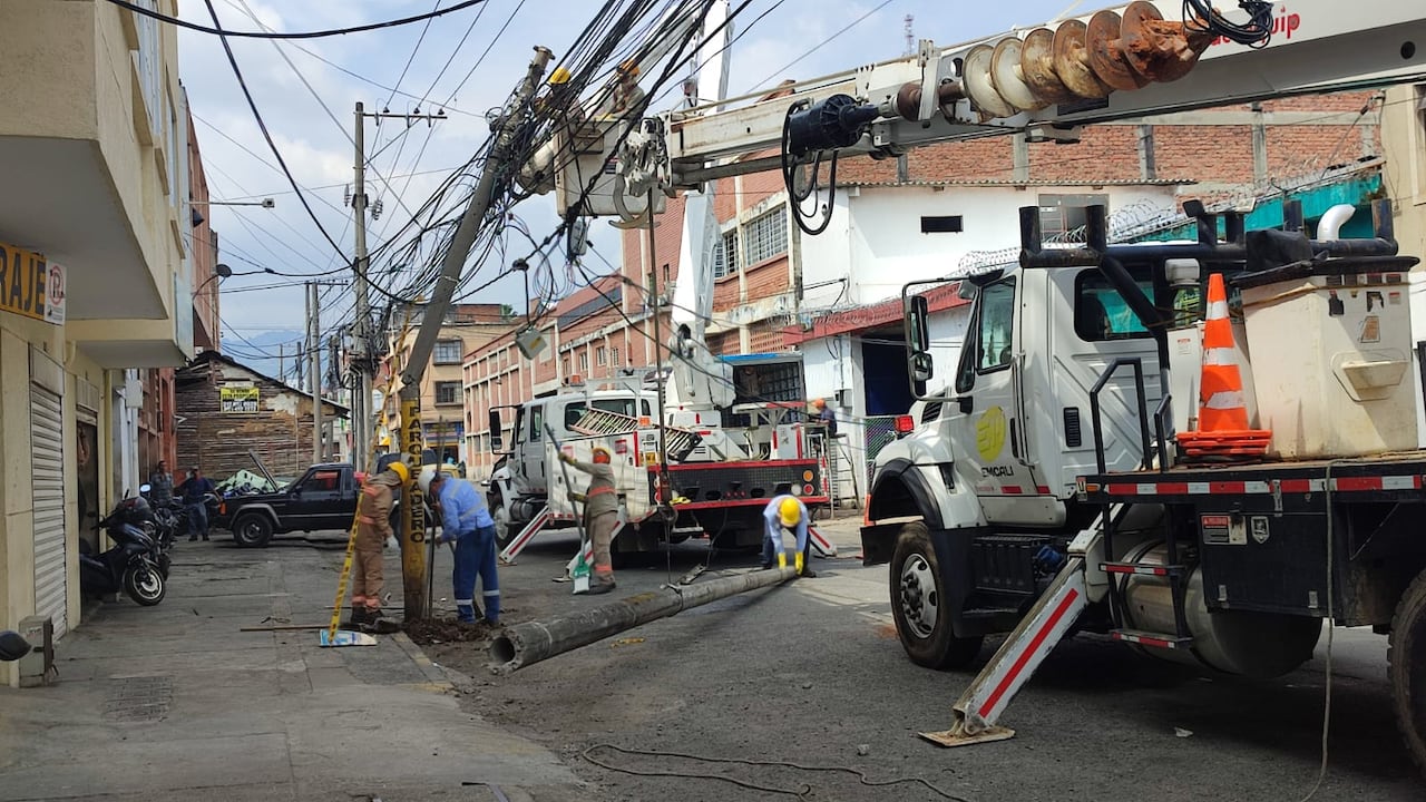 Técnicos de Emcali realizaron la reparación del poste afectado en la Carrera 2 entre calles 22 y 23 del barrio San Nicolás, tras el reporte de la comunidad a El País Denuncia.