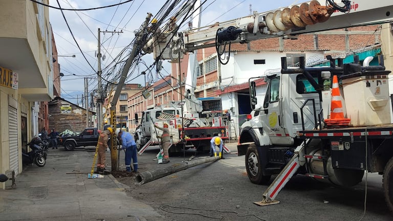 Técnicos de Emcali realizaron la reparación del poste afectado en la Carrera 2 entre calles 22 y 23 del barrio San Nicolás, tras el reporte de la comunidad a El País Denuncia.
