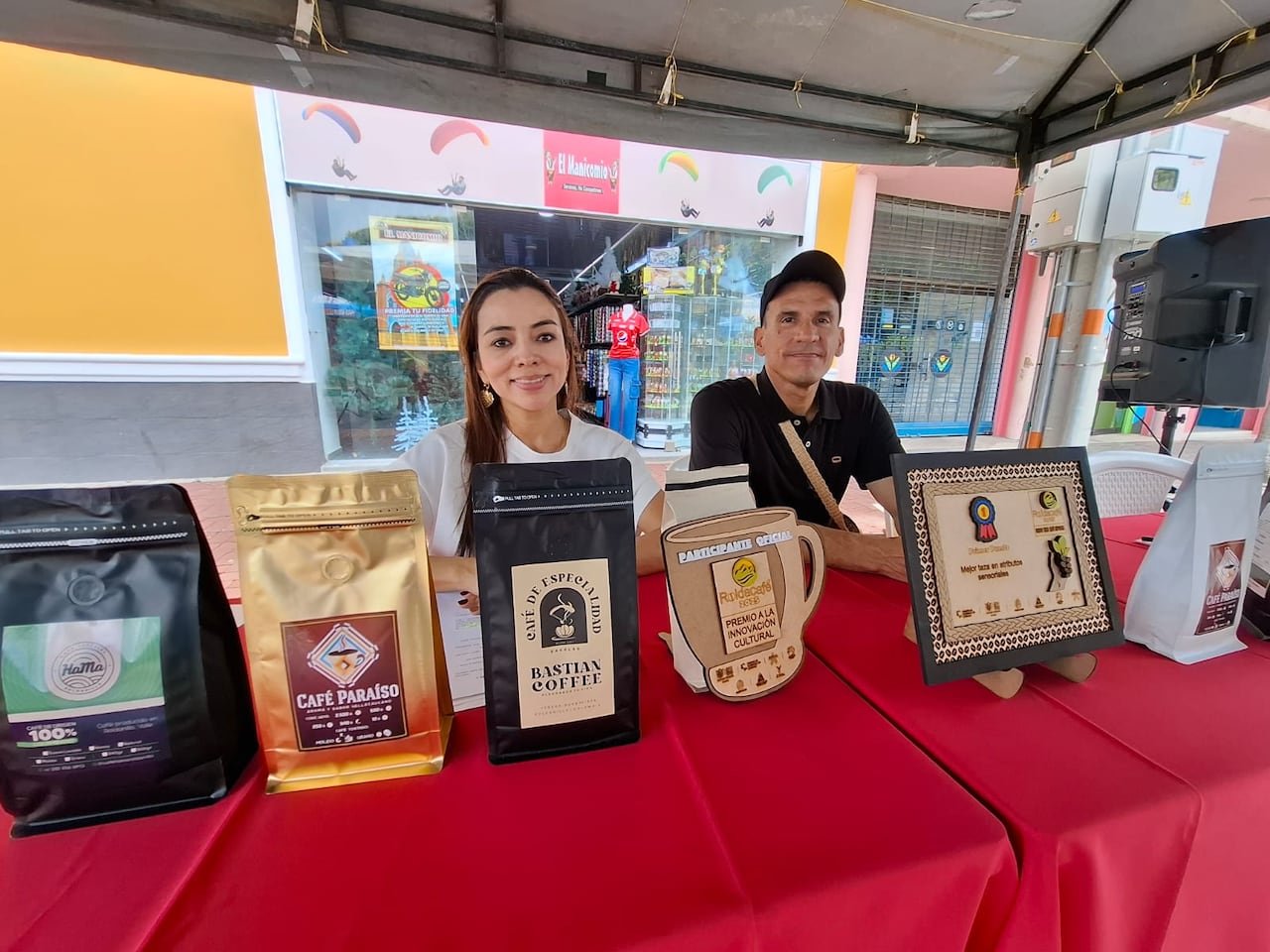 Karina García, del comité organizador de Roldafé, explica la dinámica de la premiación sensorial.