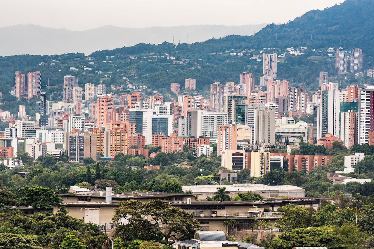 Con conciertos masivos, ferias internacionales y fútbol de élite, la ciudad vive una avalancha de visitantes que dinamiza la economía, tensiona la hotelería y pone a prueba la capacidad turística.
