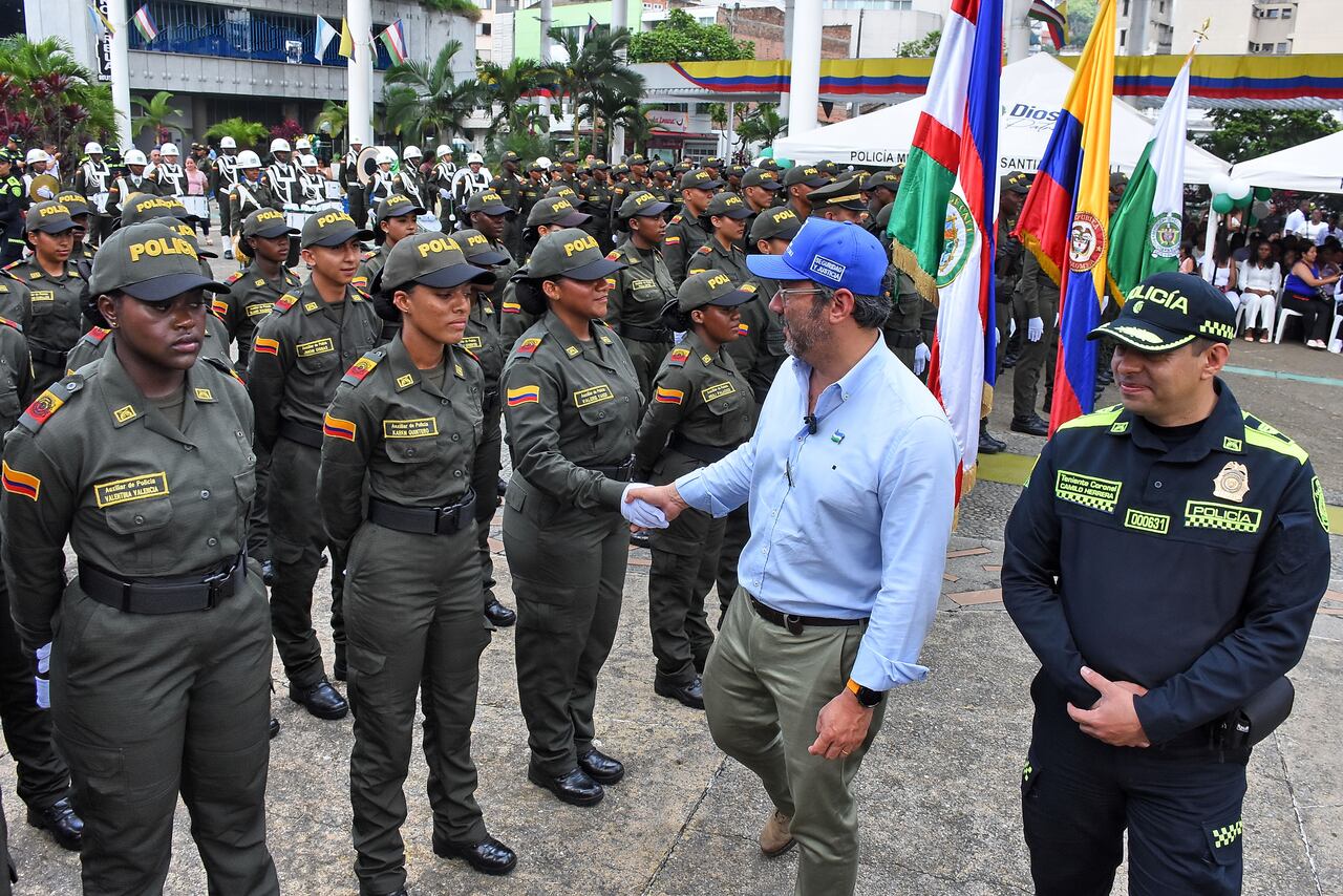 Juramento de 120 Auxiliares de Policía y Entrega de 5 Vehículos y 40 Radios por parte de la Alcaldía de Cali.