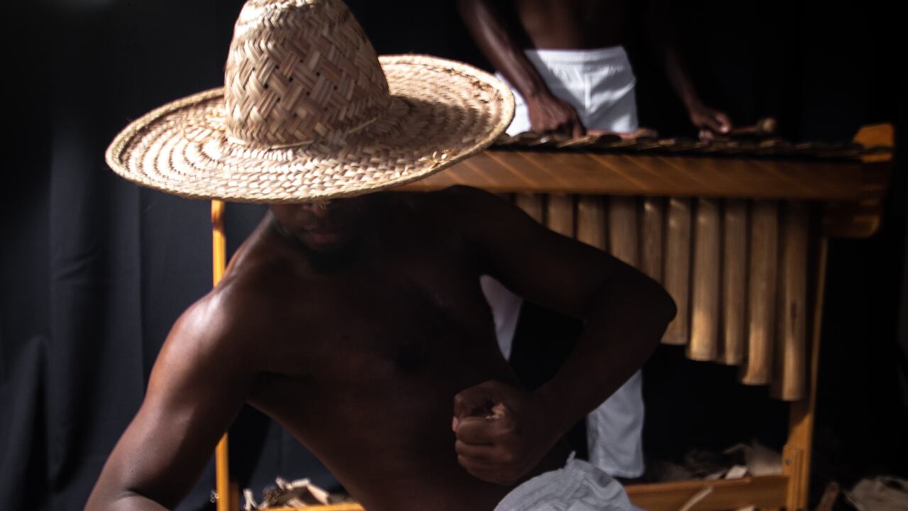 Gente de Chonta, dirigida por Eduard Mar, se inspira en una leyenda ancestral sobre el origen de la marimba del Pacífico colombiano.