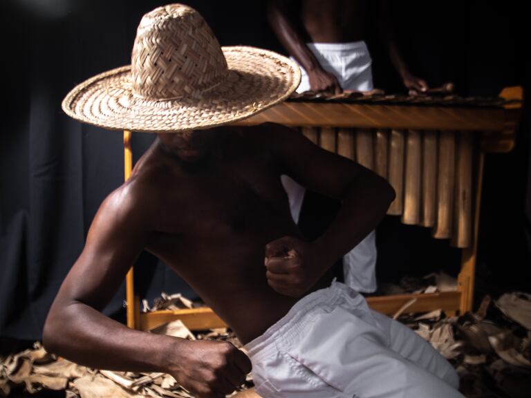 Gente de Chonta, dirigida por Eduard Mar, se inspira en una leyenda ancestral sobre el origen de la marimba del Pacífico colombiano.