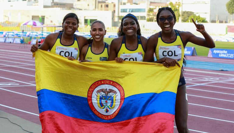 Equipo de atletismo femenino en los Juegos Bolivarianos de 2025.