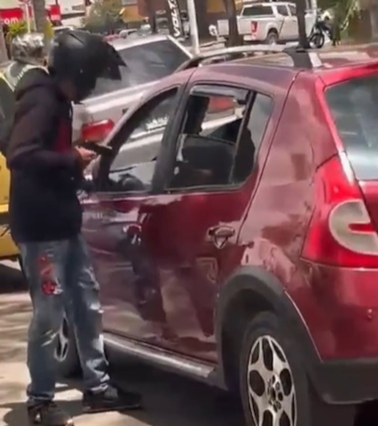Un video difundido por periodistas muestra el momento en que un delincuente aborda a un conductor en una de las zonas reconocidas de la capital caucana.