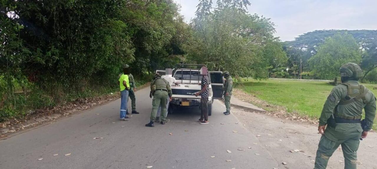 Los policías adelantan controles en las vías de acceso a municipios como Guachené y Puerto Tejada, en el norte del Cauca.