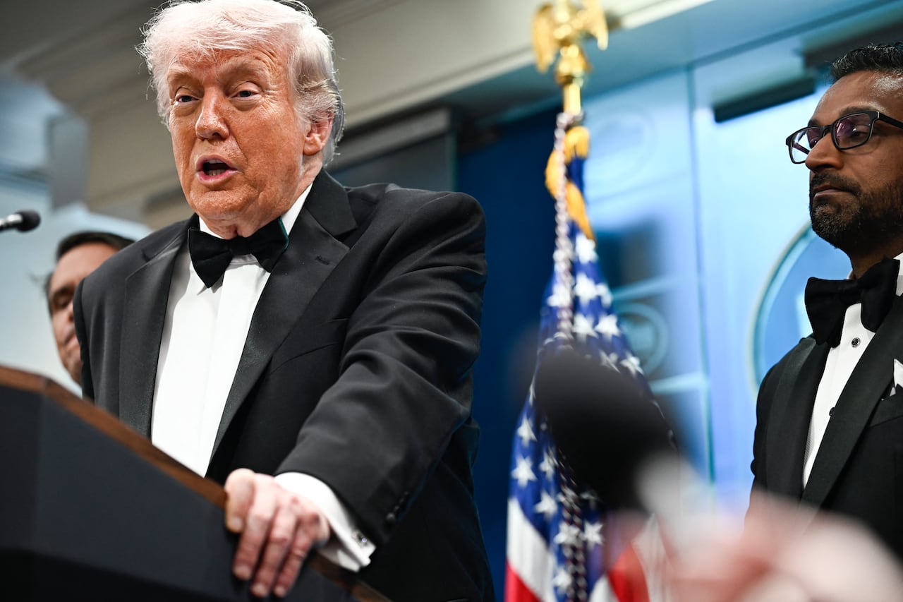 Trump anunció que un agente del orden resultó herido.