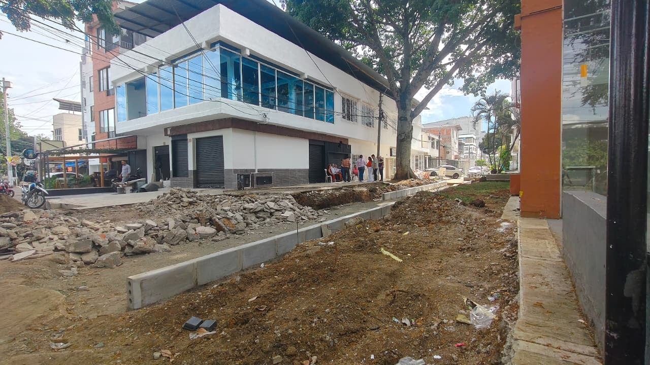 Obras en la calle incluyen elementos peatonales como rampas y materas, generando preocupación entre los residentes.