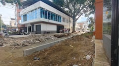 Obras en la calle incluyen elementos peatonales como rampas y materas, generando preocupación entre los residentes.