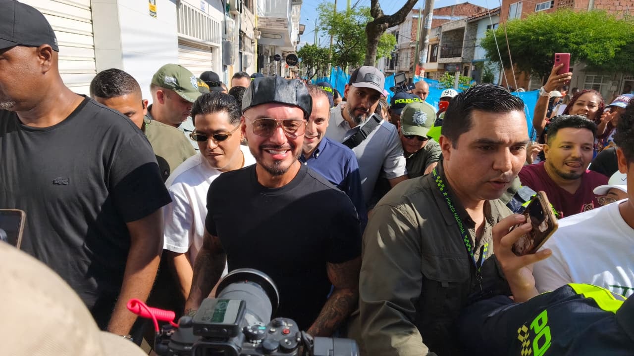 J Balvin recorre el centro de Cali.