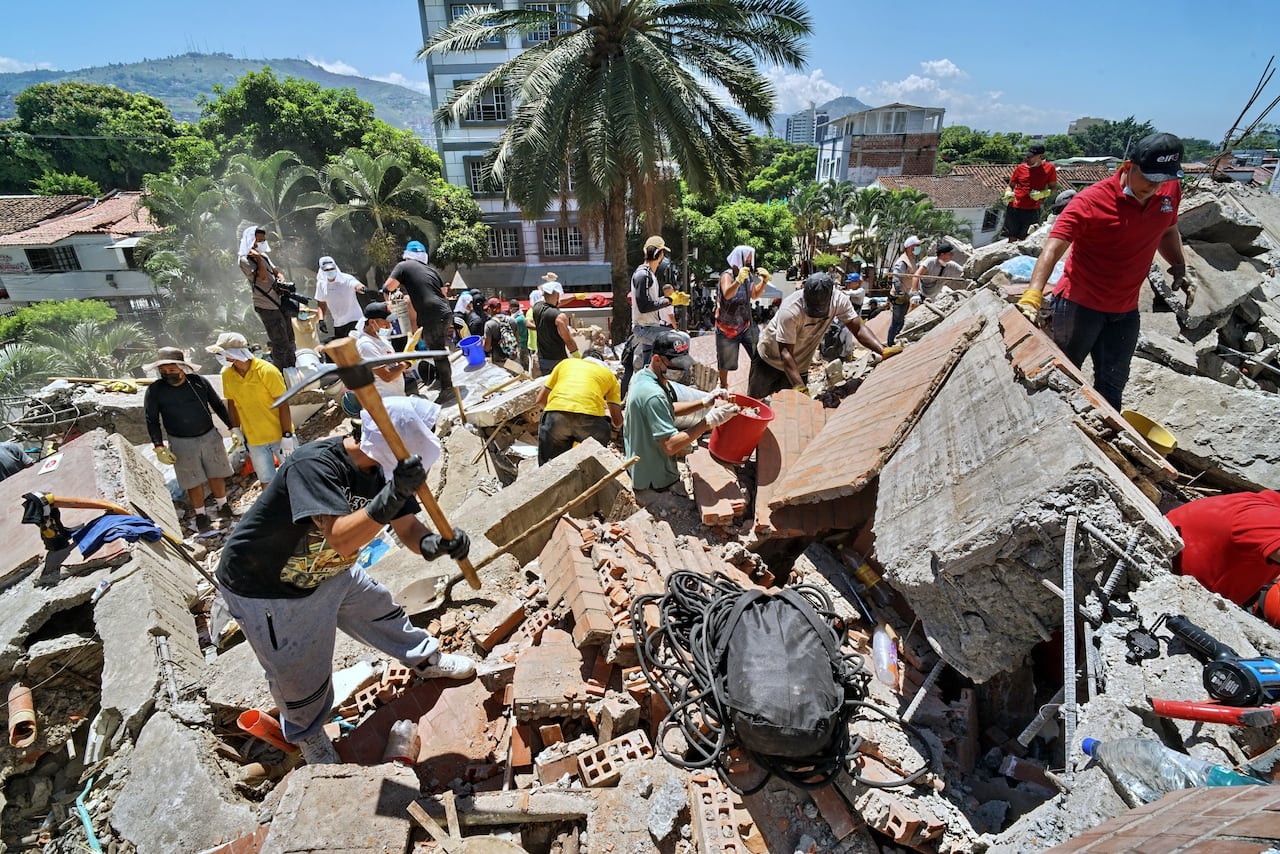 Voluntarios y organismos de socorro mantienen labores de rescate en el edificio Cantabria, que colapsó tras el terremoto.