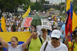 Marcha en contra del gobierno Petro por la calle quinta en Cali