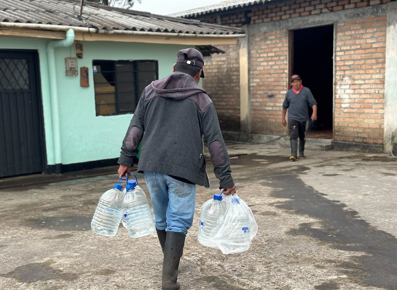 La Alcaldía de Puracé y Ocha unieron esfuerzos para atender a las comunidades afectadas por la actividad volcánica, garantizando acceso a agua potable y atención médica básica en sectores rurales del municipio donde la caída de ceniza ha generado afectaciones en la salud y las condiciones de vida de sus habitantes.