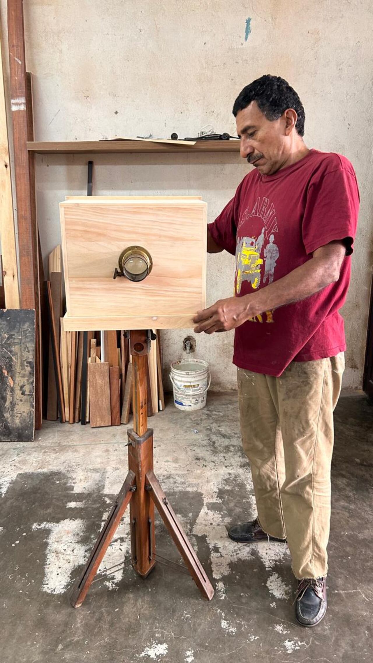 James Parra, reconocido carpintero del barrio Aguacatal, le da los últimos retoques al daguerrotipo de Ricardo Abreu