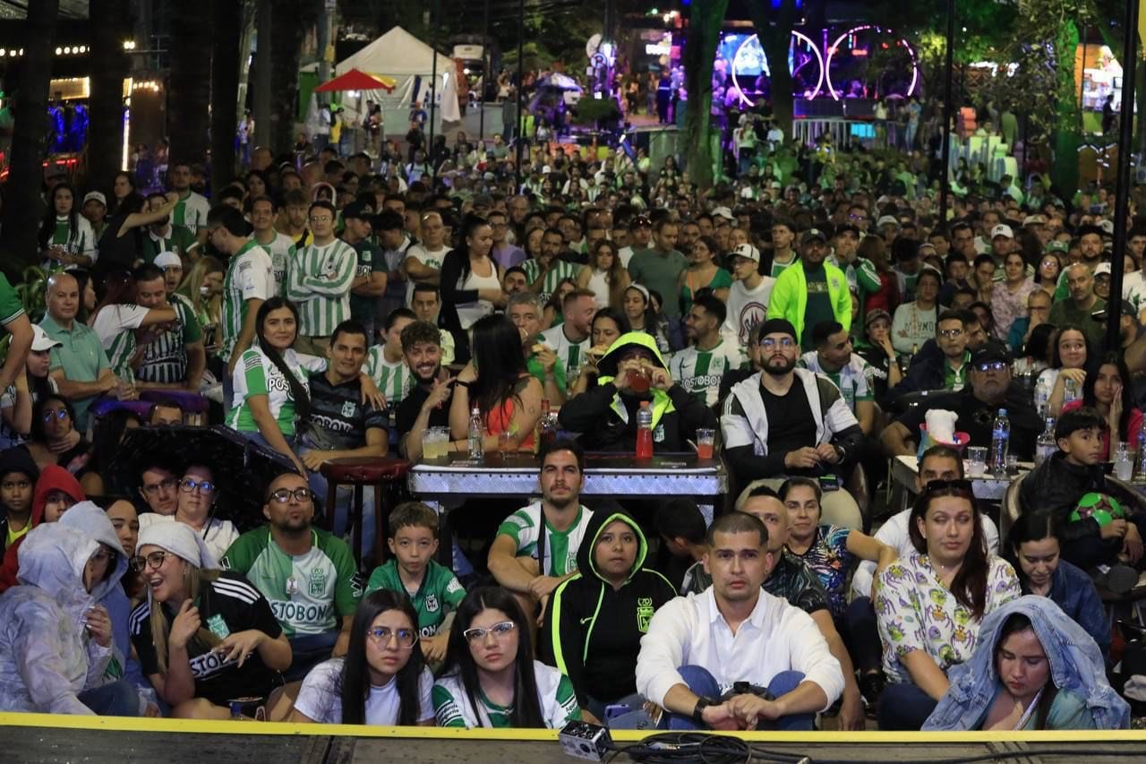Masiva asistencia en los lugares habilitados para ver la final del fútbol colombiano en pantalla gigante en Medellín.