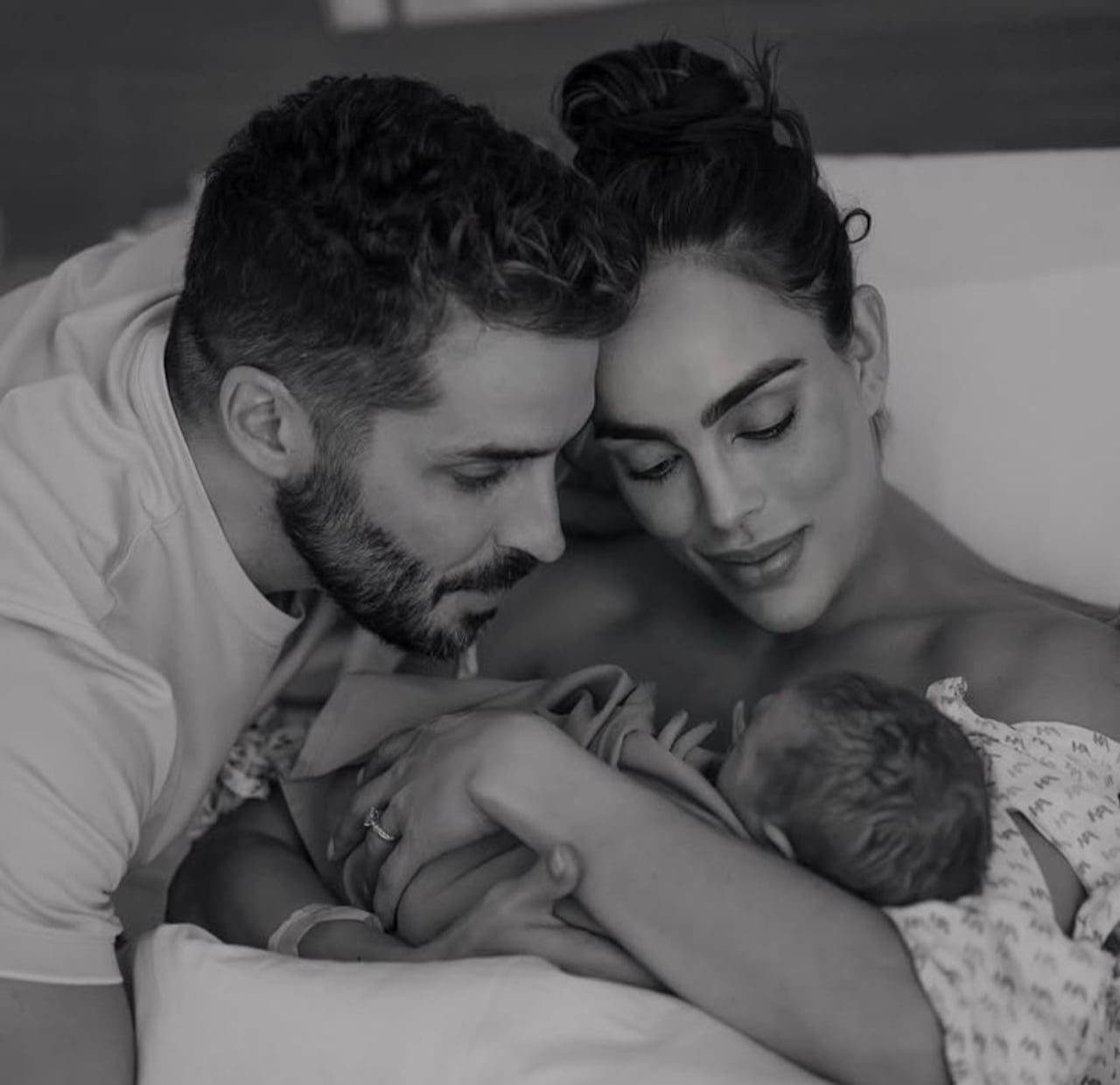 Sara Corrales y su esposo dieron la bienvenida a su bebé.