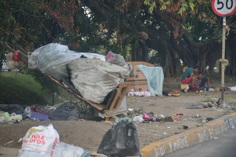 Cambuches y carretas de reciclaje se concentran en este corredor a diario, según los testimonios de la comunidad.