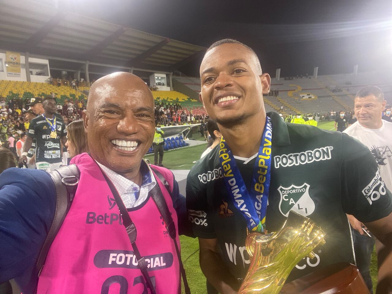 Jaime Dinas junto al delantero Harold Preciado.