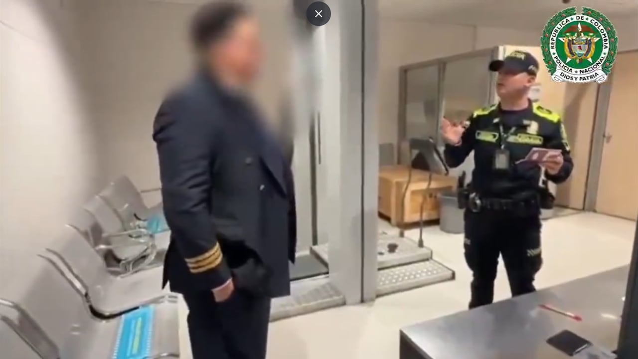Un ciudadano extranjero fue detenido en el aeropuerto de Bogotá cuando intentaba abordar un vuelo hacia España usando un uniforme de piloto comercial. Las autoridades hallaron seis paquetes de cocaína ocultos en su cuerpo.