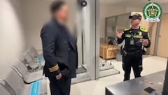 Un ciudadano extranjero fue detenido en el aeropuerto de Bogotá cuando intentaba abordar un vuelo hacia España usando un uniforme de piloto comercial. Las autoridades hallaron seis paquetes de cocaína ocultos en su cuerpo.