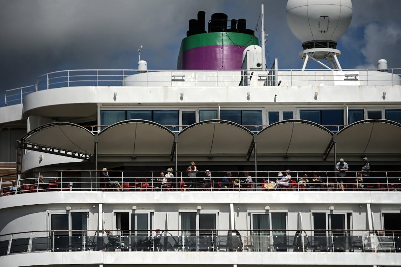 El navío, que transporta a 1.233 pasajeros (principalmente de nacionalidad británica e irlandesa).