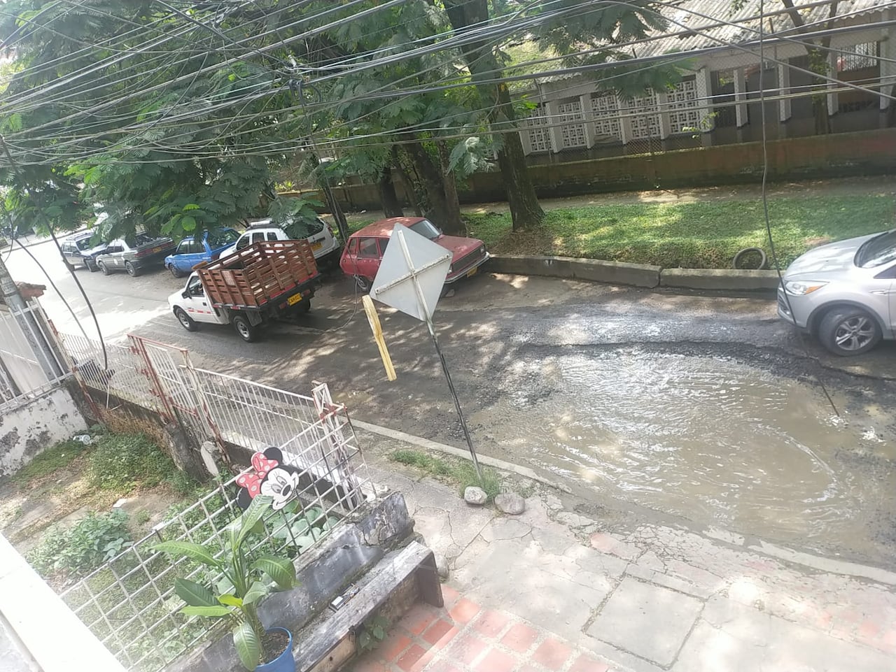 Vecinos del sector aseguran que el daño en la vía se ha prolongado durante varios años y ha requerido intervenciones provisionales por parte de la comunidad.