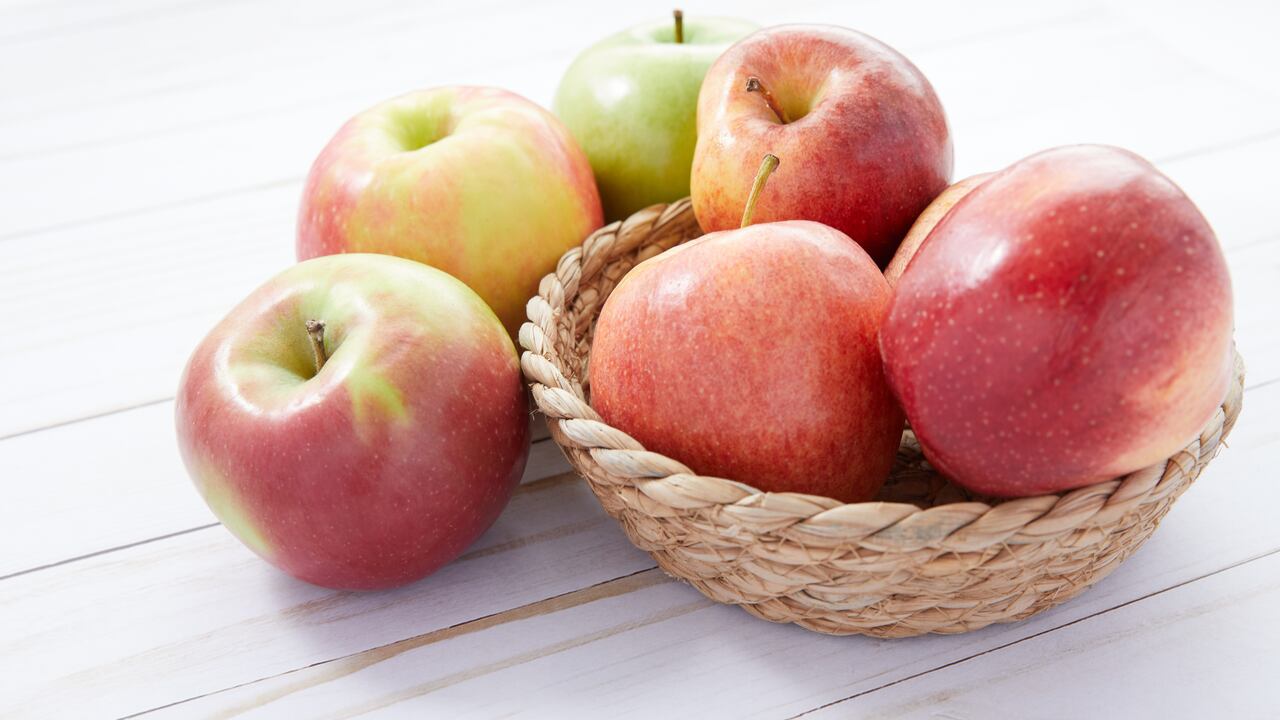 Consumir manzana en ayunas puede ayudar a que reducir y evitar el mal aliento.