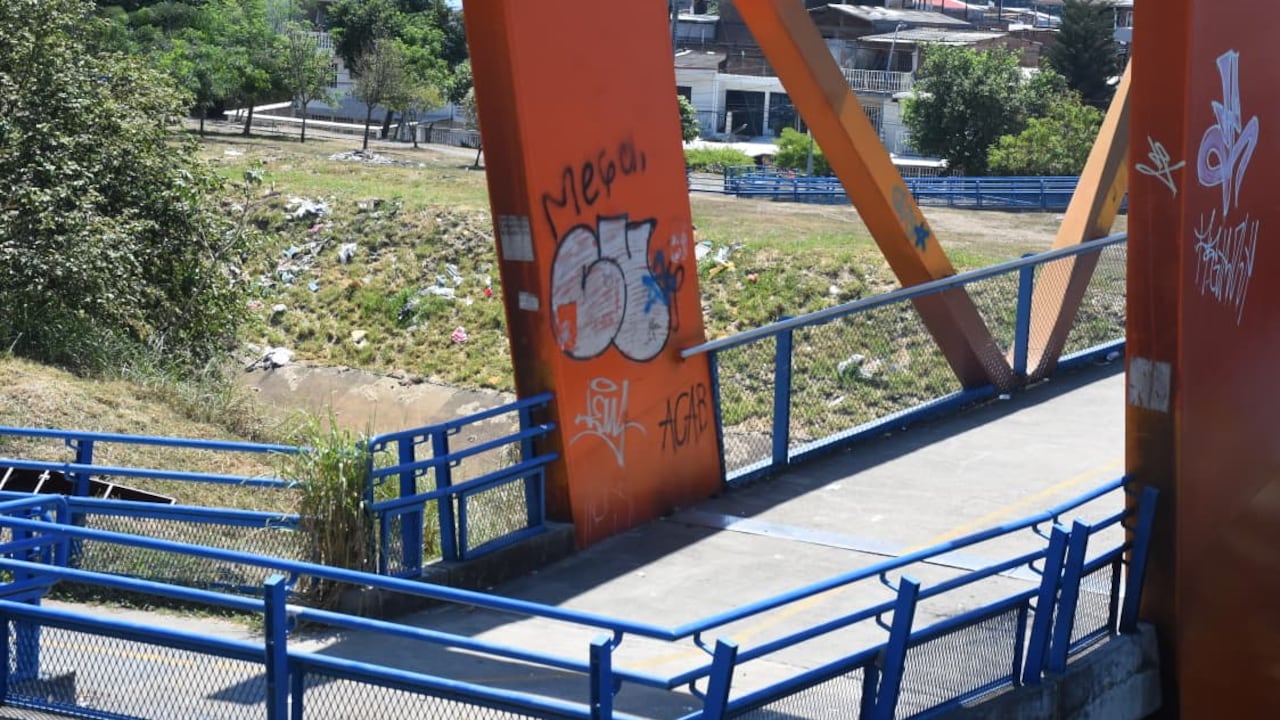 La comunidad asegura que el puente peatonal y sus alrededores presentan residuos, quemas y consumo de sustancias psicoactivas.