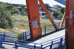 La comunidad asegura que el puente peatonal y sus alrededores presentan residuos, quemas y consumo de sustancias psicoactivas.