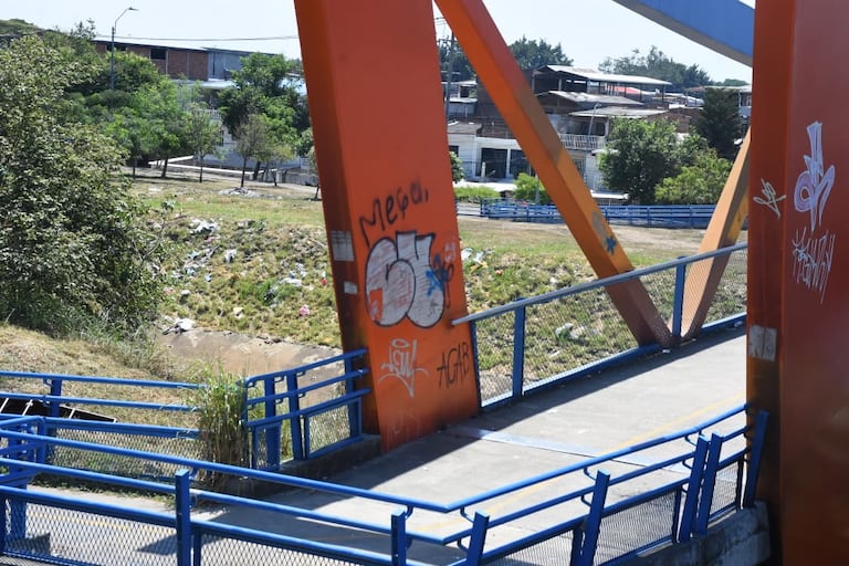 La comunidad asegura que el puente peatonal y sus alrededores presentan residuos, quemas y consumo de sustancias psicoactivas.