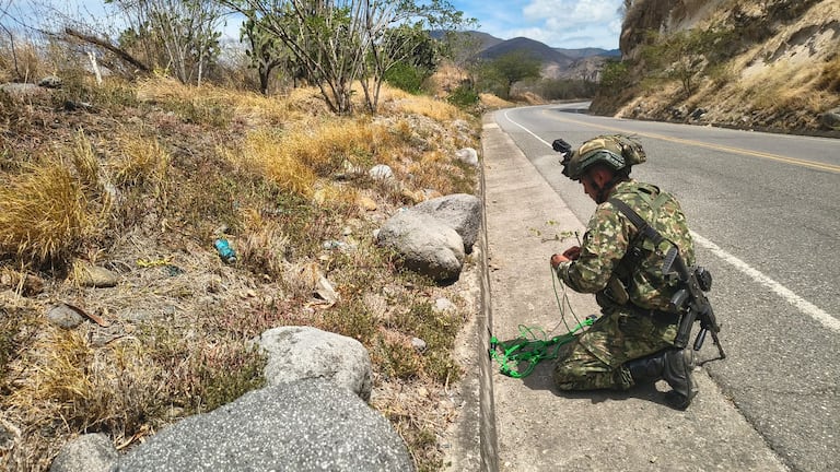 Los militares expertos en el manejo de explosivos fueron los encargados de contrarrestar este campo minado, intervención que se adelantó en la mañana de este martes 4 de julio.