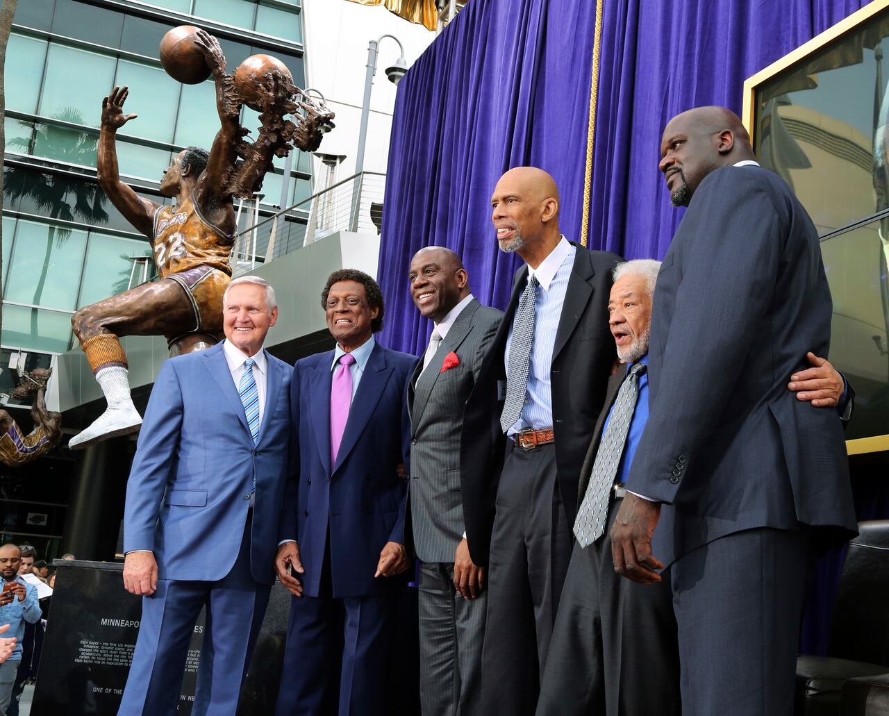 ARCHIVO - Los grandes de Los Angeles Lakers posan después de la inauguración de una estatua del jugador de Minneapolis y Los Angeles Lakers Elgin Baylor, segundo desde la izquierda, afuera del Staples Center en Los Ángeles en esta foto de archivo del viernes 6 de abril de 2018. De izquierda a derecha están Jerry West, Baylor, Earvin "Magic" Johnson, Kareem Abdul-Jabbar, el músico Bill Withers y Shaquille O'Neal. Elgin Baylor, once veces All-Star de la NBA de los Lakers, murió el lunes 22 de marzo de 2021 por causas naturales. Tenía 86 años. Los Lakers anunciaron que Baylor murió en Los Ángeles con su esposa Elaine y su hija Krystal a su lado (Foto AP / Reed Saxon, Archivo).