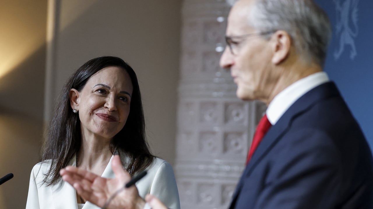 La ganadora del Premio Nobel de la Paz, María Corina Machado, y el primer ministro noruego, Jonas Gahr Store.