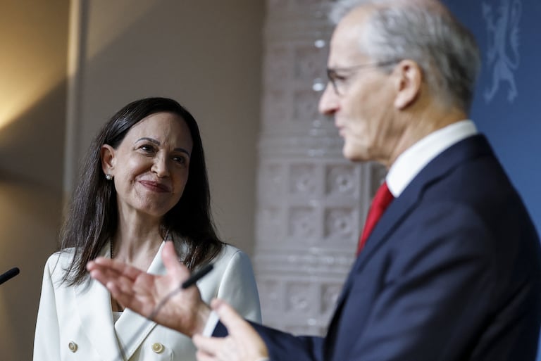 La ganadora del Premio Nobel de la Paz, María Corina Machado, y el primer ministro noruego, Jonas Gahr Store.