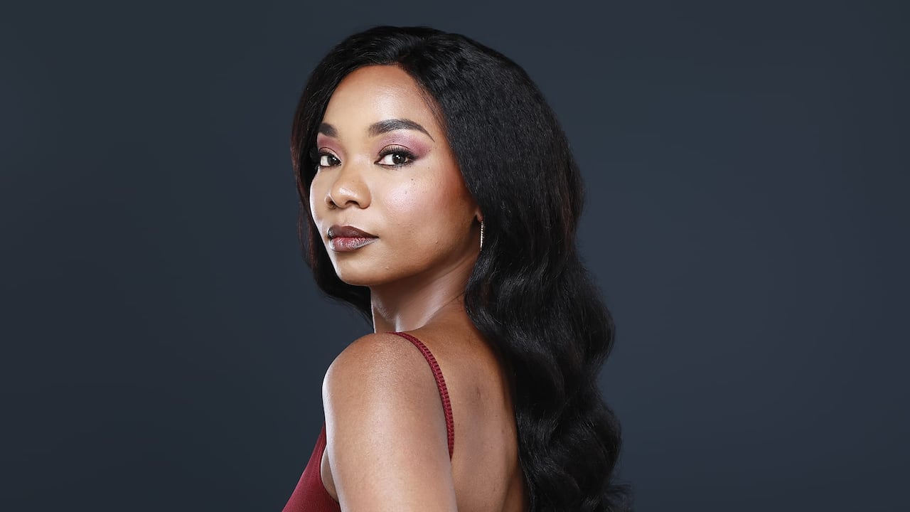 La actriz Karent Hinestroza nació en Timbiquí, Cauca. Es licenciada en Arte Dramático de la Universidad del Valle.