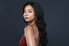 La actriz Karent Hinestroza nació en Timbiquí, Cauca. Es licenciada en Arte Dramático de la Universidad del Valle.