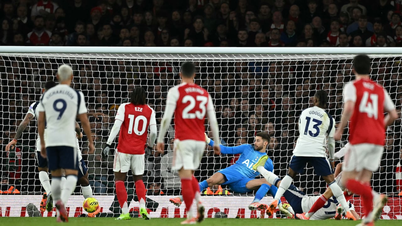 El portero italiano #01 del Tottenham Hotspur, Guglielmo Vicario, concede el primer gol del centrocampista belga #19 del Arsenal, Leandro Trossard (no visto), durante el partido de la Premier League inglesa entre el Arsenal y el Tottenham Hotspur en el Emirates Stadium de Londres el 23 de noviembre de 2025. (Foto de Ben STANSALL / AFP)