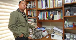 Jorge Colmenares, exconcejal de Bogotá, desempolvó algunas pertenencias de su hermano, Luis Andrés. La mochila conserva elementos valiosos.