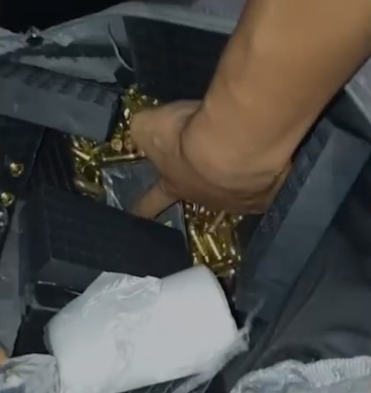 Este es el momento cuando los policías que laboran en Tumaco, Nariño, encuentran la munición.