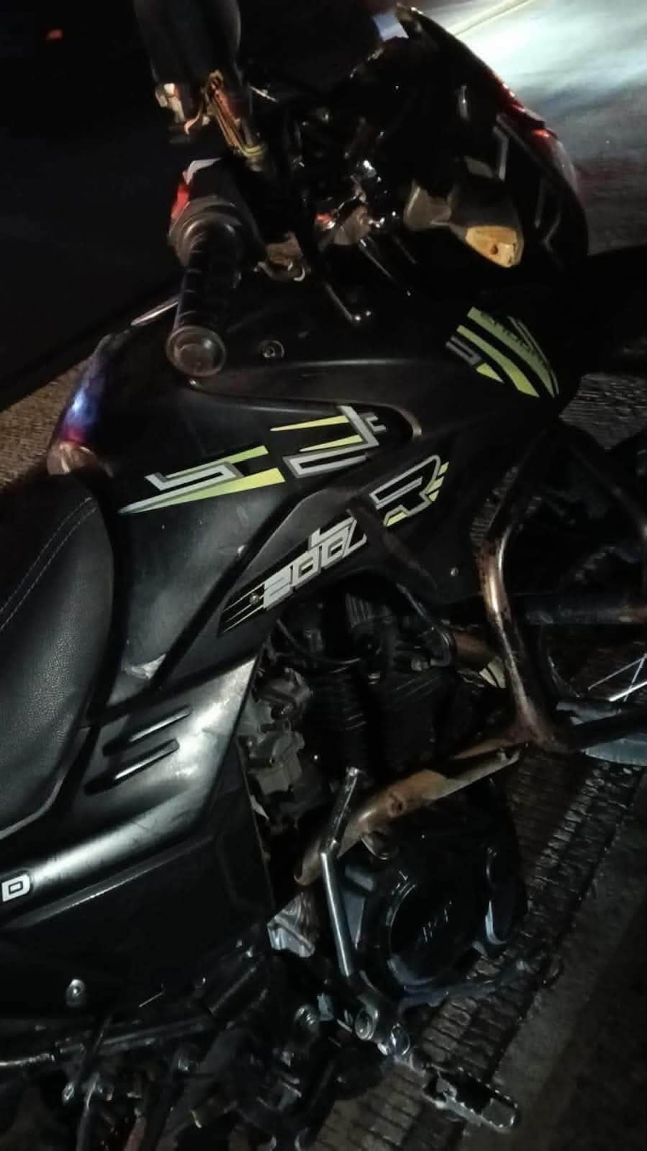 La moto en la que se movilizaba la víctima al momento de registrarse el asalto, a la altura del kilómetro cinco de la vía Popayán-Huila.