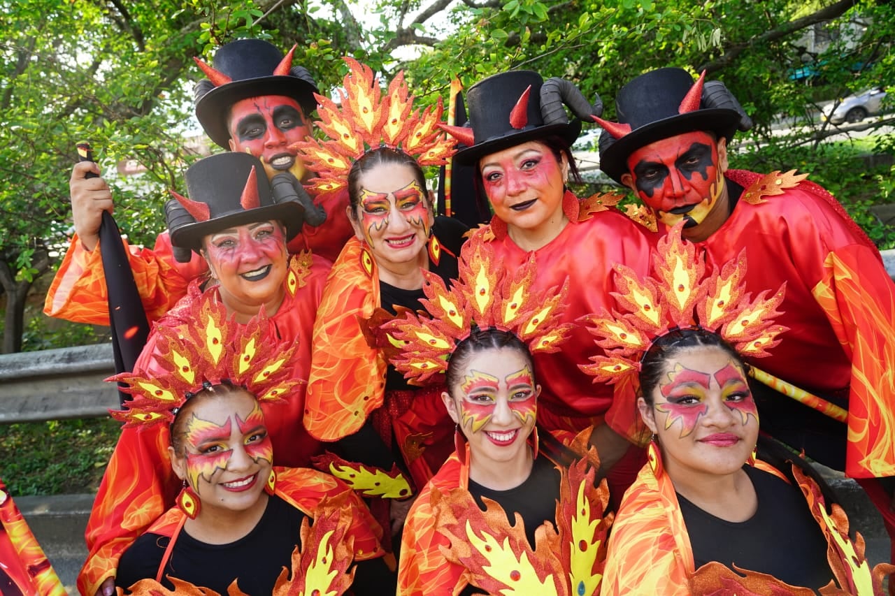 Las primeras comparsas del Carnaval de Cali Viejo llenan de color y música las calles de Cali, dando inicio al desfile.