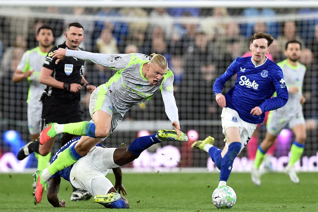 El delantero noruego del Manchester City, Erling Haaland (izq.), número 9, es placado por el centrocampista inglés del Everton, Tim Iroegbunam (número 42), durante el partido de la Premier League entre el Everton y el Manchester City en el estadio Hill Dickinson de Liverpool el 4 de mayo de 2026. (Foto de PETER POWELL / AFP)