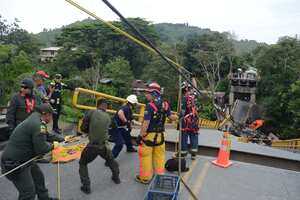 Caída del puente del Alambrado sobre el río la Vieja en los límites entre los departamentos del Valle del Cauca y Quindío.
