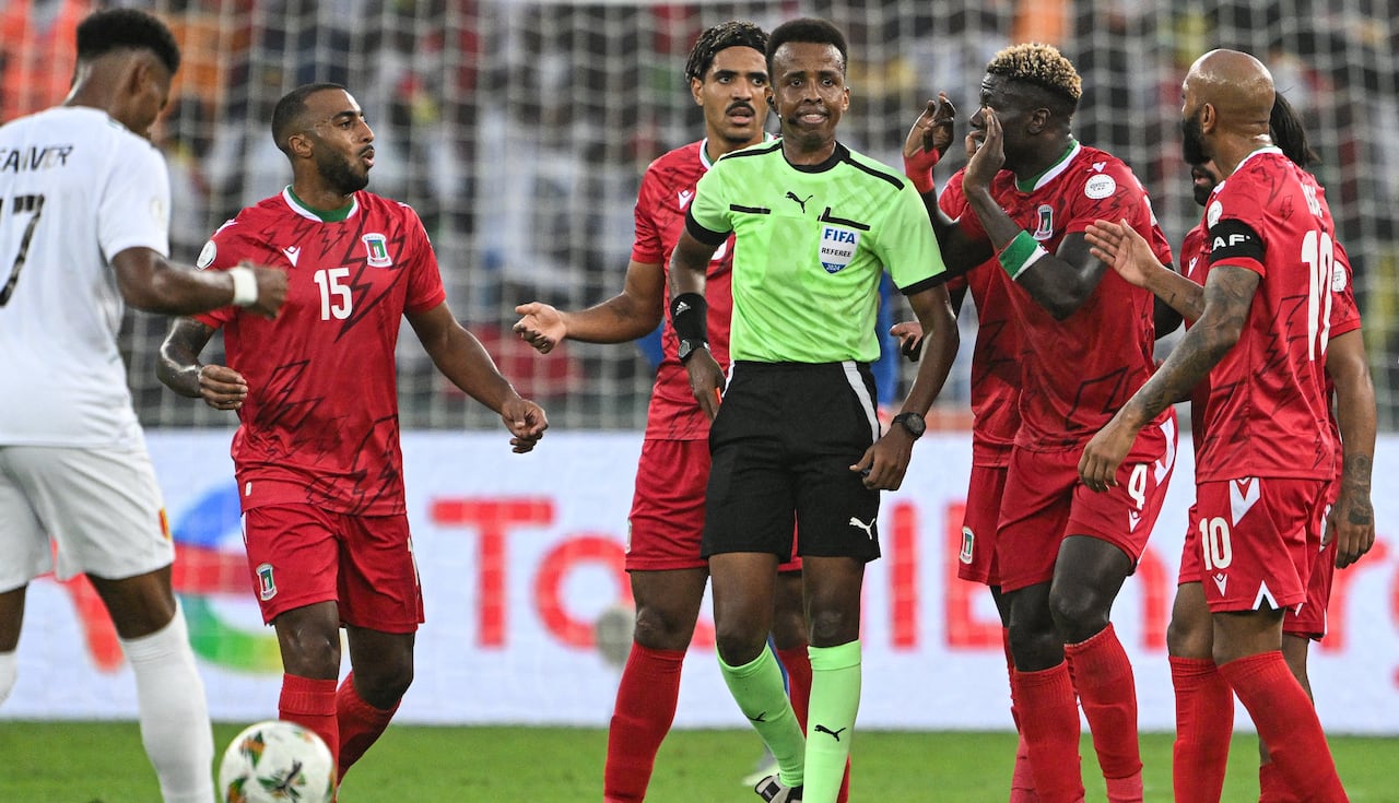 El centrocampista de Guinea Ecuatorial #4 Fede Bikoro (2R) habla con el árbitro somalí Omar Abdulkadir Artan (C) durante el partido de fútbol de octavos de final de la Copa Africana de Naciones (CAN) 2024 entre Guinea Ecuatorial y Guinea en el estadio Alassane Ouattara en Ebimpe, Abidjan, el 28 de enero de 2024.