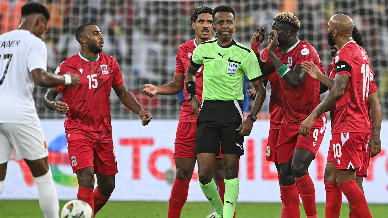 El centrocampista de Guinea Ecuatorial #4 Fede Bikoro (2R) habla con el árbitro somalí Omar Abdulkadir Artan (C) durante el partido de fútbol de octavos de final de la Copa Africana de Naciones (CAN) 2024 entre Guinea Ecuatorial y Guinea en el estadio Alassane Ouattara en Ebimpe, Abidjan, el 28 de enero de 2024.