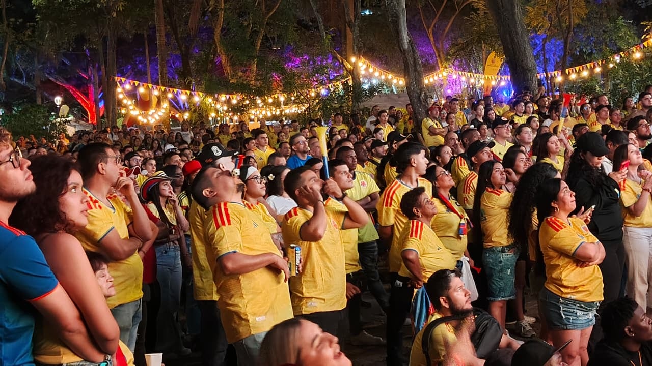 Caleños viendo el partido de la Selección Colombia.