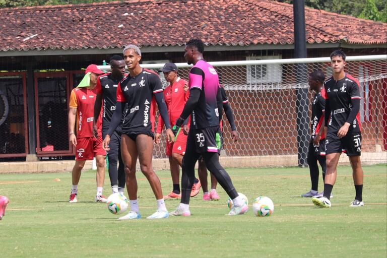 Entrenamiento de América de Cali previo al encuentro ante Independiente Medellín