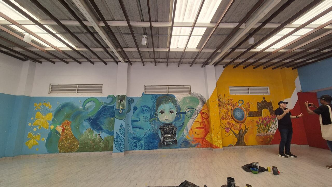 Liliana Martínez pintó el mural en homenaje a Gabo en Aracataca.